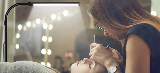 lampadaire soins esthetique visage femme